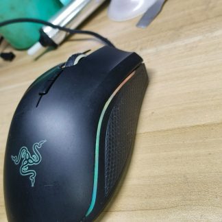 Chuột Razer Mamba Tournament Edition màu đen, logo rắn phát sáng và dải đèn viền hông
