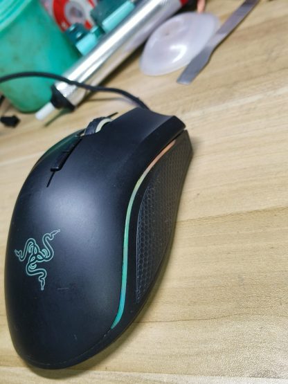 Chuột Razer Mamba Tournament Edition màu đen, logo rắn phát sáng và dải đèn viền hông