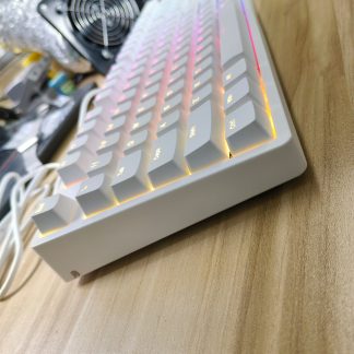 Bàn phím cơ IKBC F410 trắng đèn RGB vàng cam, góc nghiêng trên mặt bàn gỗ