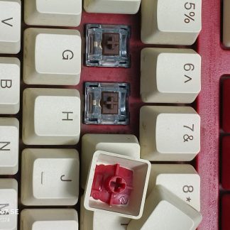Cận cảnh keycap trắng ngà và switch nâu trên bàn phím cơ IKBC Z200 PRO thân đỏ.