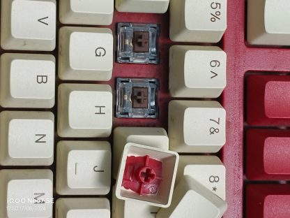 Cận cảnh keycap trắng ngà và switch nâu trên bàn phím cơ IKBC Z200 PRO thân đỏ.