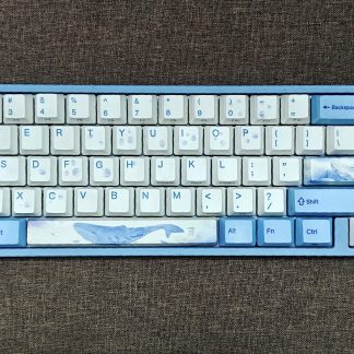 Bàn phím cơ Miya68 Pro màu xanh dương với keycap trắng có họa tiết cá voi, layout 65%.