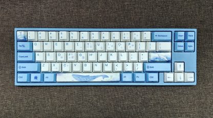 Bàn phím cơ Miya68 Pro màu xanh dương với keycap trắng có họa tiết cá voi, layout 65%.