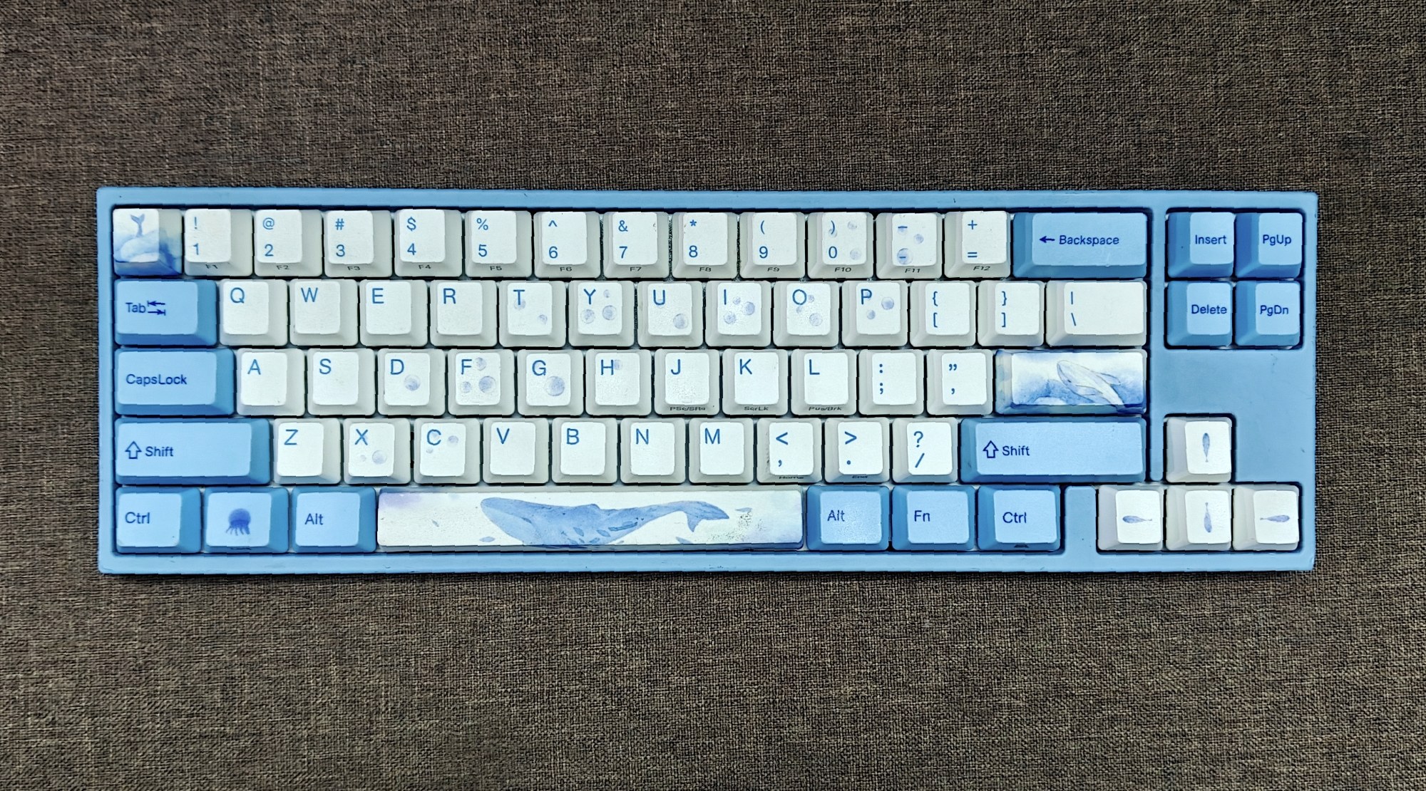 Bàn Phím Cơ Miya68 Pro (Varmilo x Ducky) Cũ - Type C, Cherry Brown | MKShop 1 Bàn phím cơ Miya68 Pro màu xanh dương với keycap trắng có họa tiết cá voi, layout 65%.