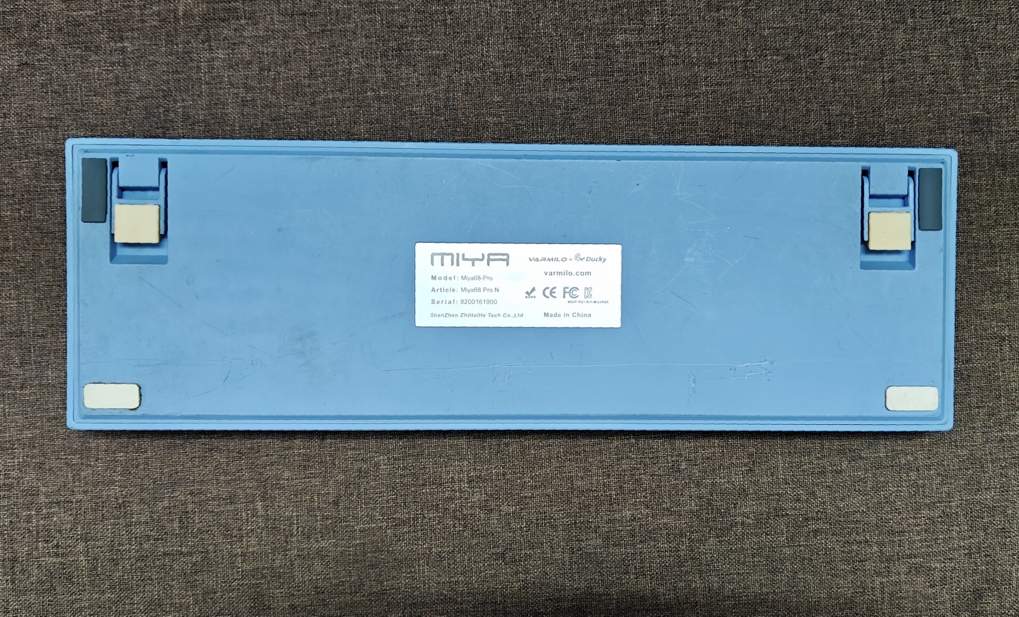 Bàn Phím Cơ Miya68 Pro (Varmilo x Ducky) Cũ - Type C, Cherry Brown | MKShop 2 Mặt sau bàn phím cơ Miya68 Pro màu xanh dương với chân đế và nhãn thông tin sản phẩm.