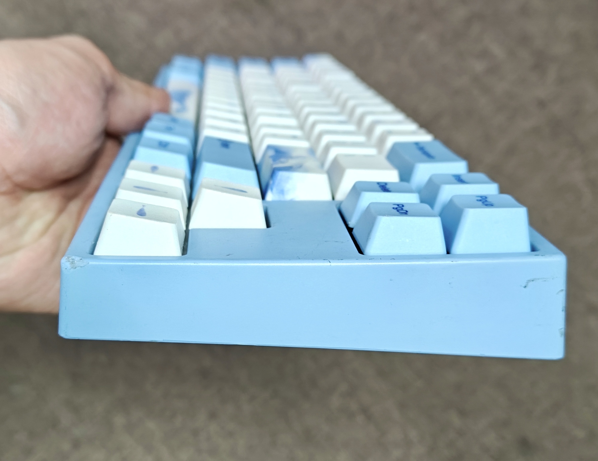 Bàn Phím Cơ Miya68 Pro (Varmilo x Ducky) Cũ - Type C, Cherry Brown | MKShop 3 Góc nghiêng cận cảnh phím và viền bàn phím cơ Miya68 Pro màu xanh dương, keycap trắng họa tiết cá voi.