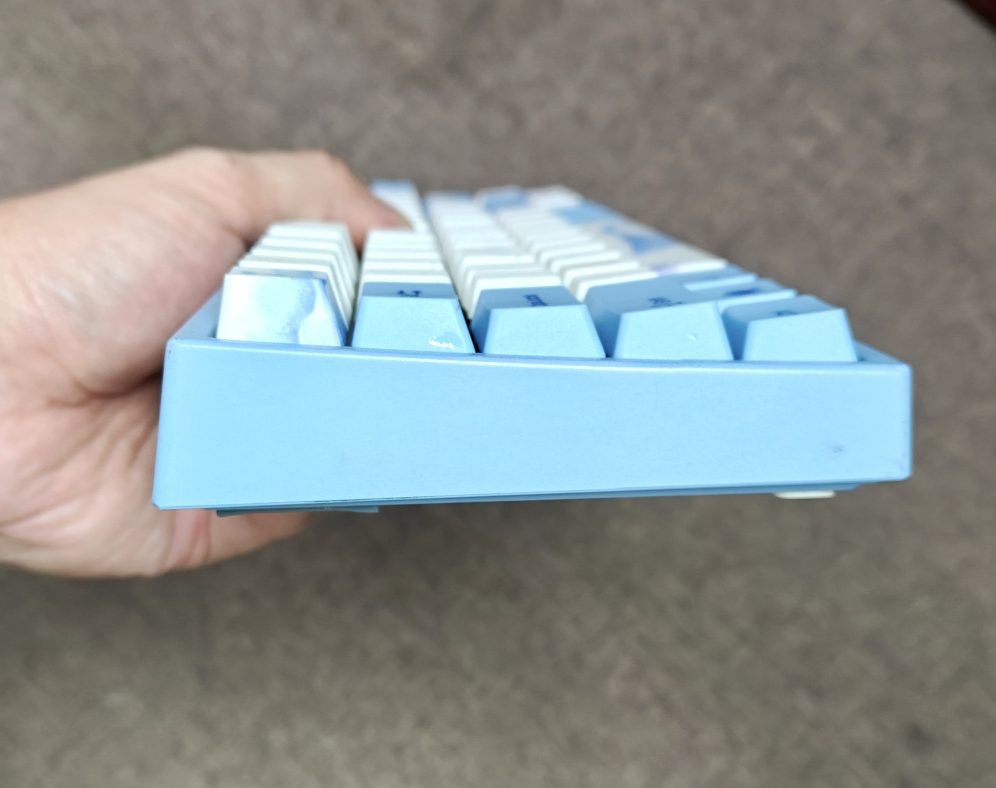 Bàn Phím Cơ Miya68 Pro (Varmilo x Ducky) Cũ - Type C, Cherry Brown | MKShop 4 Cạnh bên của bàn phím cơ Miya68 Pro màu xanh dương, keycap trắng họa tiết cá voi.