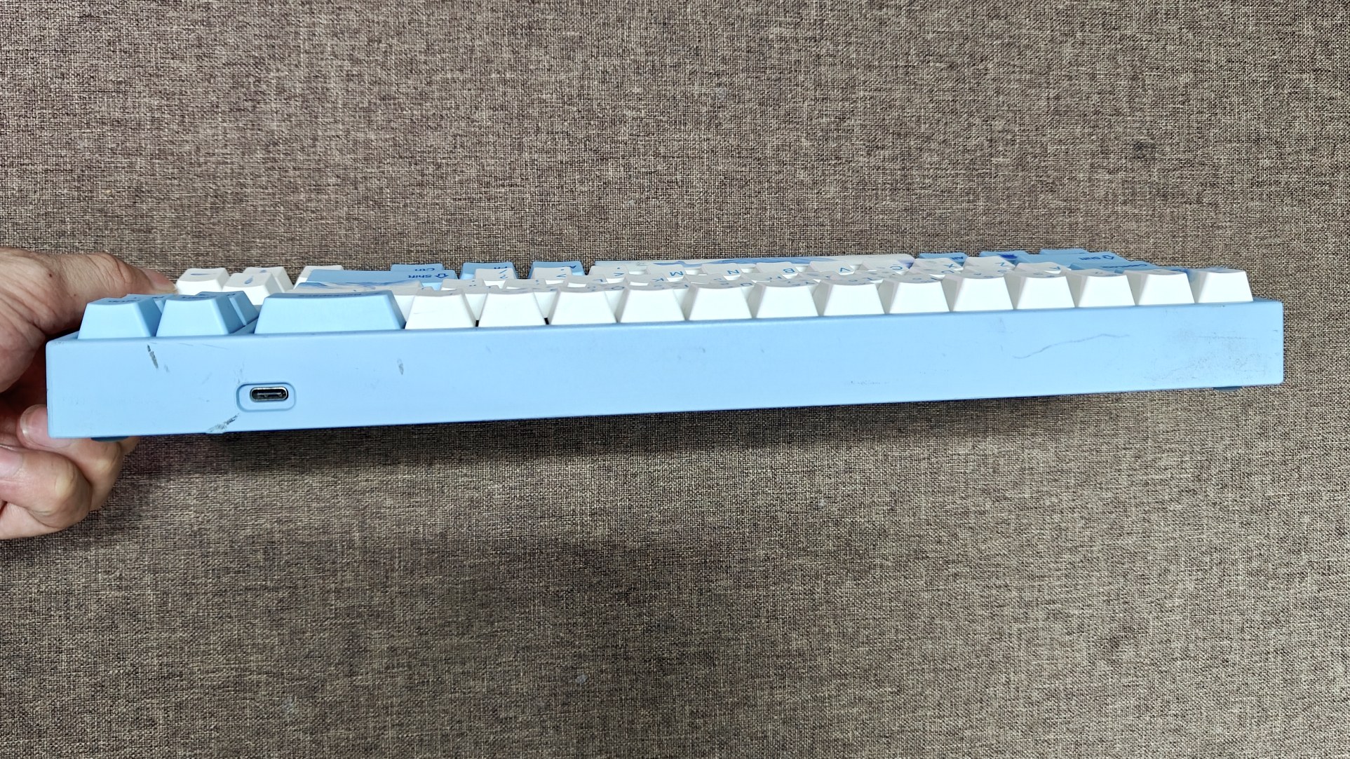 Bàn Phím Cơ Miya68 Pro (Varmilo x Ducky) Cũ - Type C, Cherry Brown | MKShop 5 Cạnh sau bàn phím cơ Miya68 Pro màu xanh dương có cổng kết nối USB Type-C.