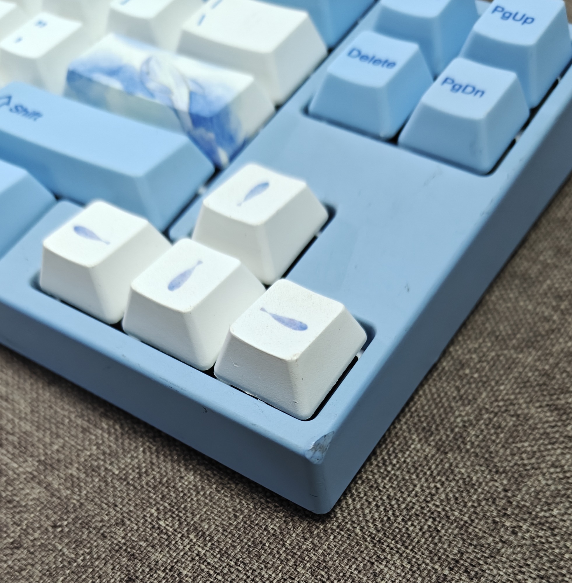Bàn Phím Cơ Miya68 Pro (Varmilo x Ducky) Cũ - Type C, Cherry Brown | MKShop 7 Cận cảnh góc nghiêng cụm phím mũi tên và phím Delete, PgUp, PgDn màu xanh trắng.