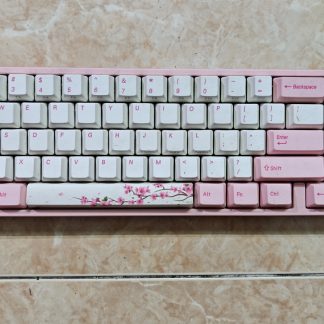 Bàn phím cơ Varmilo Miya68 Pro màu hồng, layout 68 phím có cụm phím điều hướng và họa tiết hoa đào trên keycap spacebar.