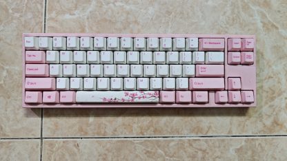 Bàn phím cơ Varmilo Miya68 Pro màu hồng, layout 68 phím có cụm phím điều hướng và họa tiết hoa đào trên keycap spacebar.