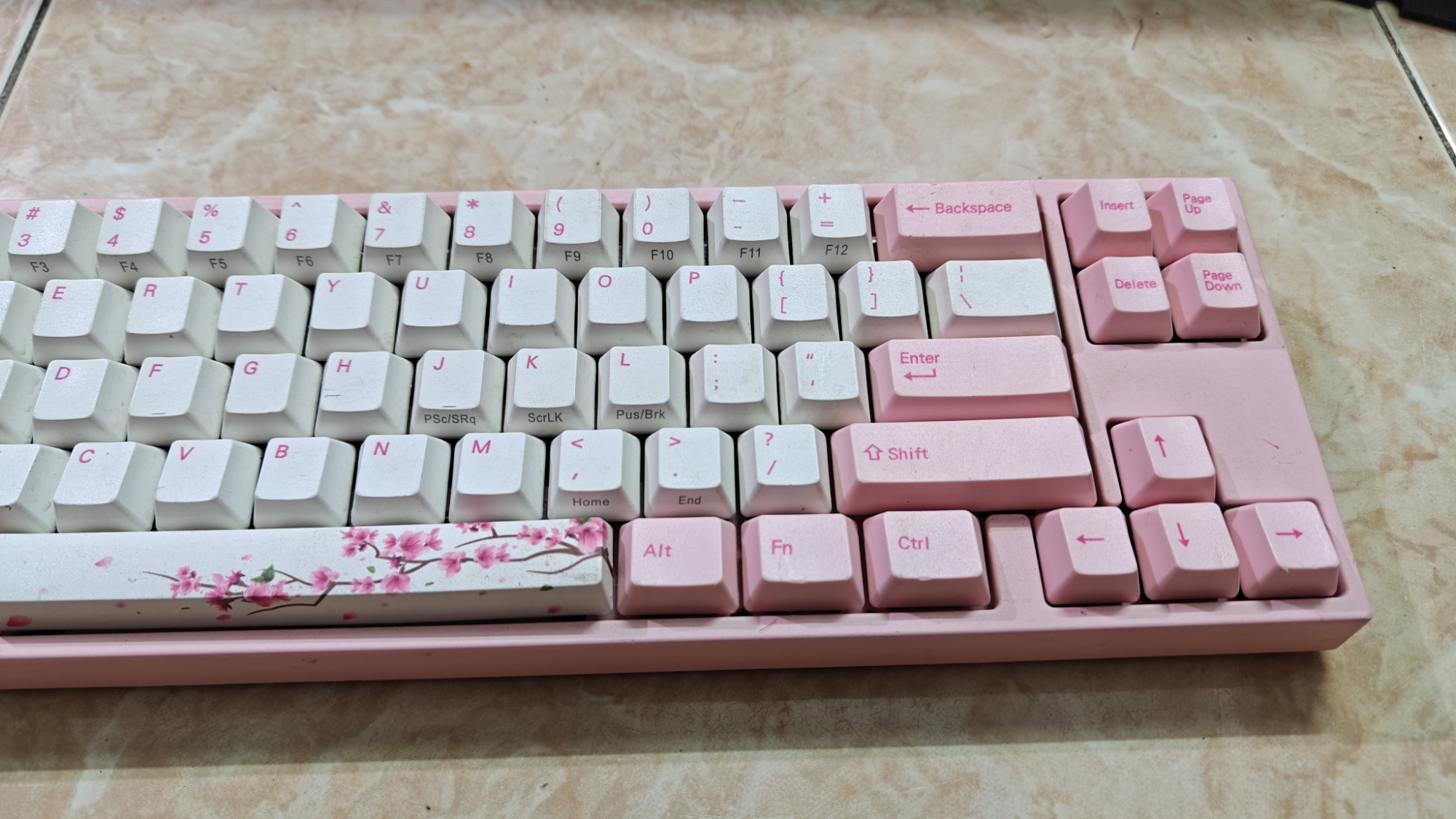 Varmilo Miya68 Pro - Pink 3 Góc nghiêng phải của bàn phím cơ Varmilo Miya68 Pro hồng, làm nổi bật cụm phím điều hướng và hàng phím chức năng.