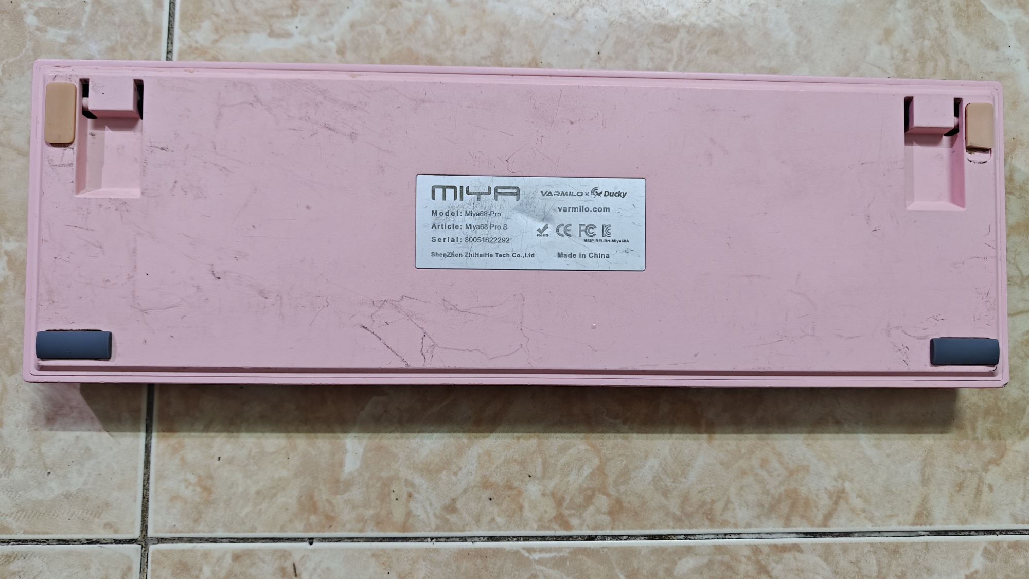 Varmilo Miya68 Pro - Pink 4 Mặt sau bàn phím Varmilo Miya68 Pro màu hồng có tem thông tin sản phẩm và chân chống trượt.