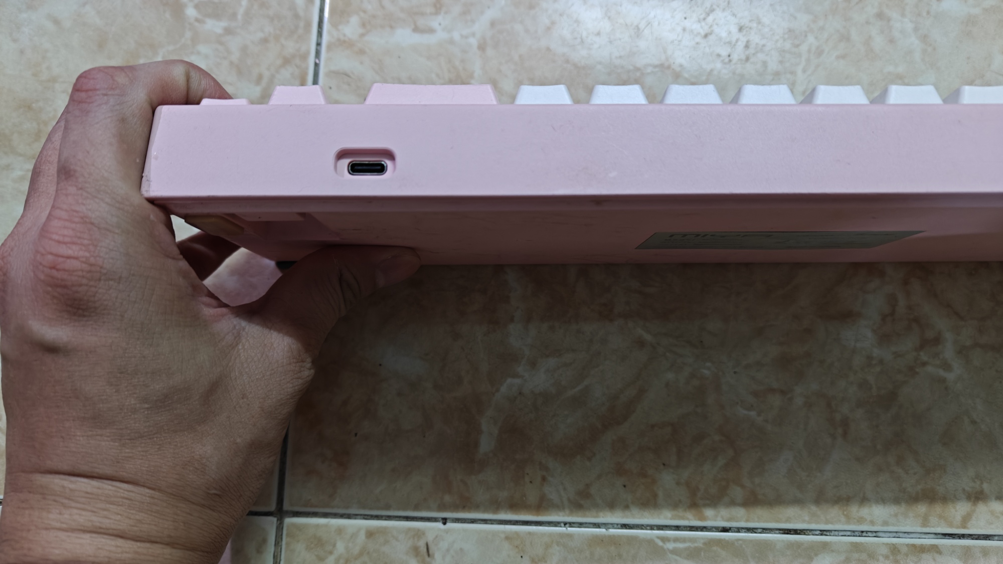 Varmilo Miya68 Pro - Pink 5 Cận cảnh cạnh sau vỏ bàn phím hồng với cổng kết nối USB-C.
