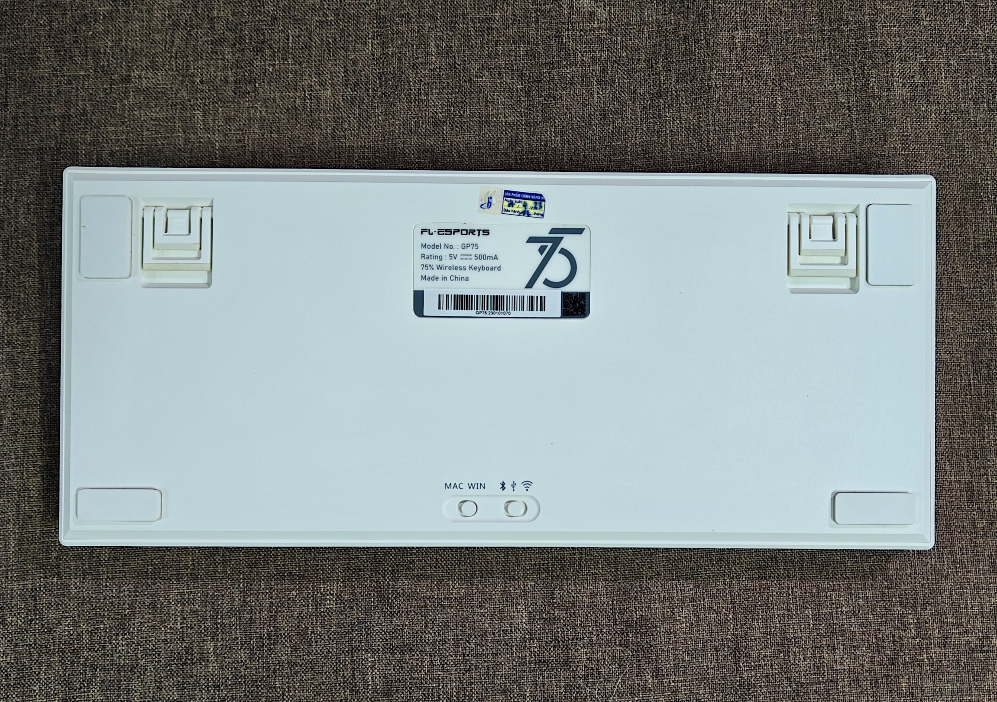 Bàn Phím Cơ FL Esports GP75 Taro Purple (Like New Fullbox) - Kailh Box Red | MKShop 7 Mặt đáy bàn phím FL Esports GP75 màu trắng với chân chống, tem thông số và nút chuyển MAC/WIN