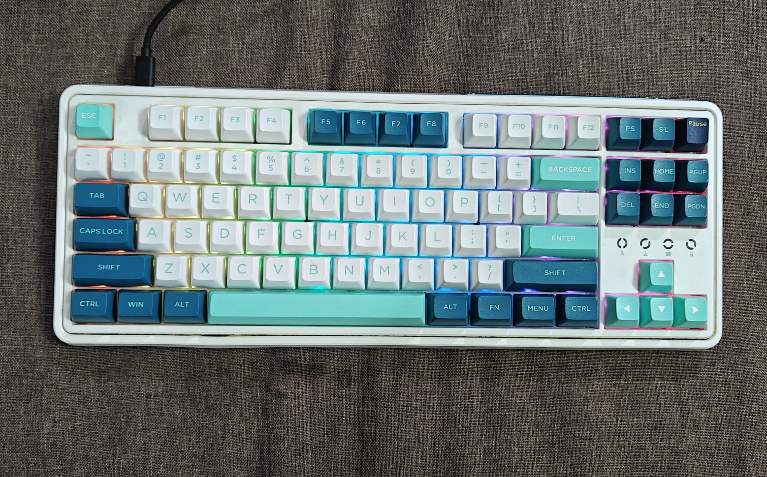 Bàn Phím Cơ FL Esports CMK87 (Cũ) - 1 Mode, Hotswap, Kailh Box Red | MKShop 2 Bàn phím FL Esports CMK87 chụp từ trên cao, keycap trắng xanh mint navy, nền vải nâu
