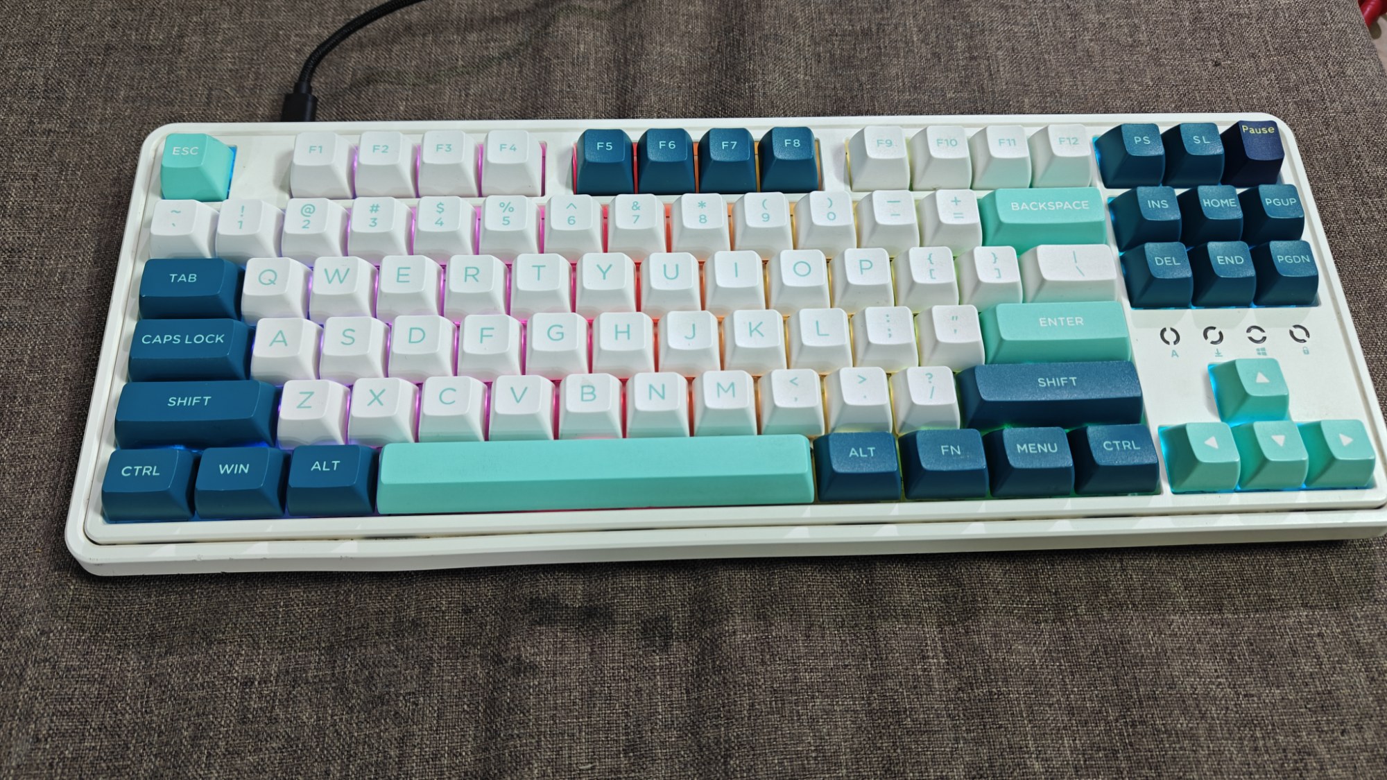 Bàn Phím Cơ FL Esports CMK87 (Cũ) - 1 Mode, Hotswap, Kailh Box Red | MKShop 3 Góc nghiêng bàn phím FL Esports CMK87 với đèn RGB ánh hồng, keycap trắng xanh mint navy