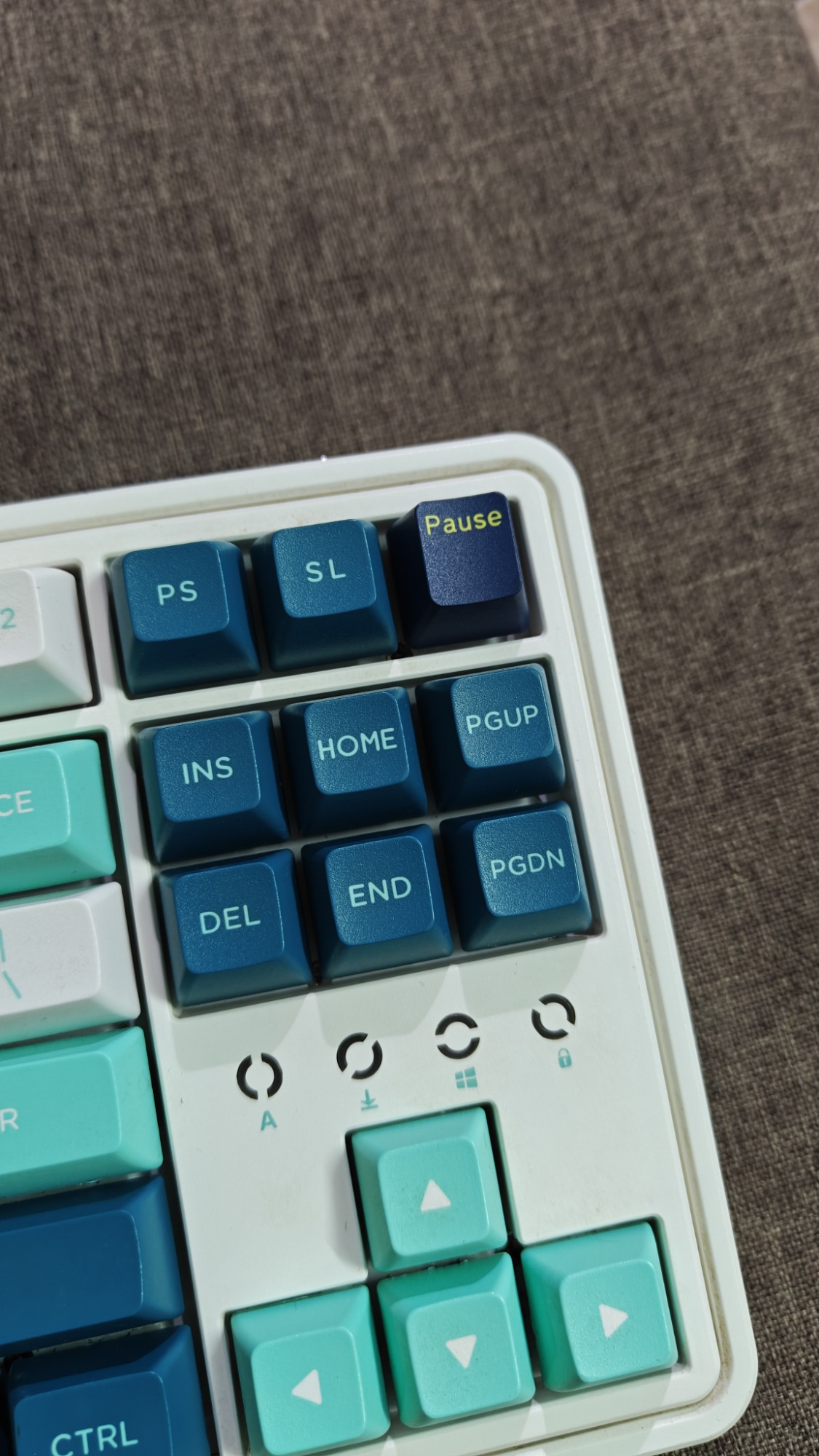 Bàn Phím Cơ FL Esports CMK87 (Cũ) - 1 Mode, Hotswap, Kailh Box Red | MKShop 6 Cận cảnh cụm phím điều hướng bàn phím CMK87 với keycap navy, Pause xanh tím và mũi tên xanh mint