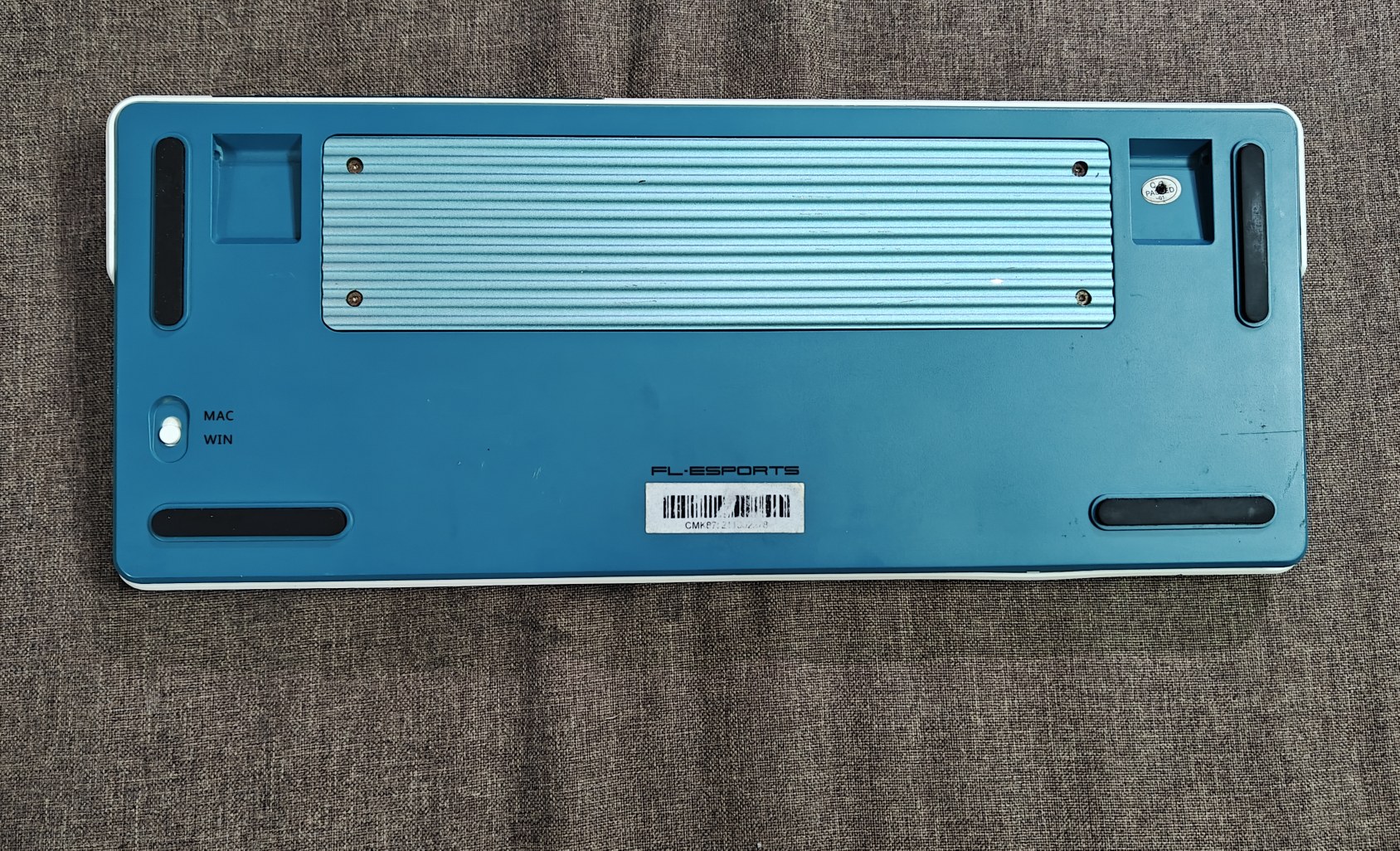Bàn Phím Cơ FL Esports CMK87 (Cũ) - 1 Mode, Hotswap, Kailh Box Red | MKShop 7 Mặt sau bàn phím cơ màu xanh dương với nắp tản nhiệt kim loại, công tắc MAC/WIN và tem FL Esports.