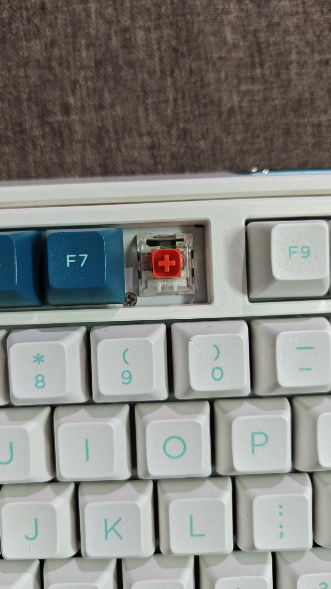 Bàn Phím Cơ FL Esports CMK87 (Cũ) - 1 Mode, Hotswap, Kailh Box Red | MKShop 8 Cận cảnh switch Kailh Box Red đã tháo keycap và cụm phím F7, F9 trên bàn phím cơ keycap trắng chữ xanh.