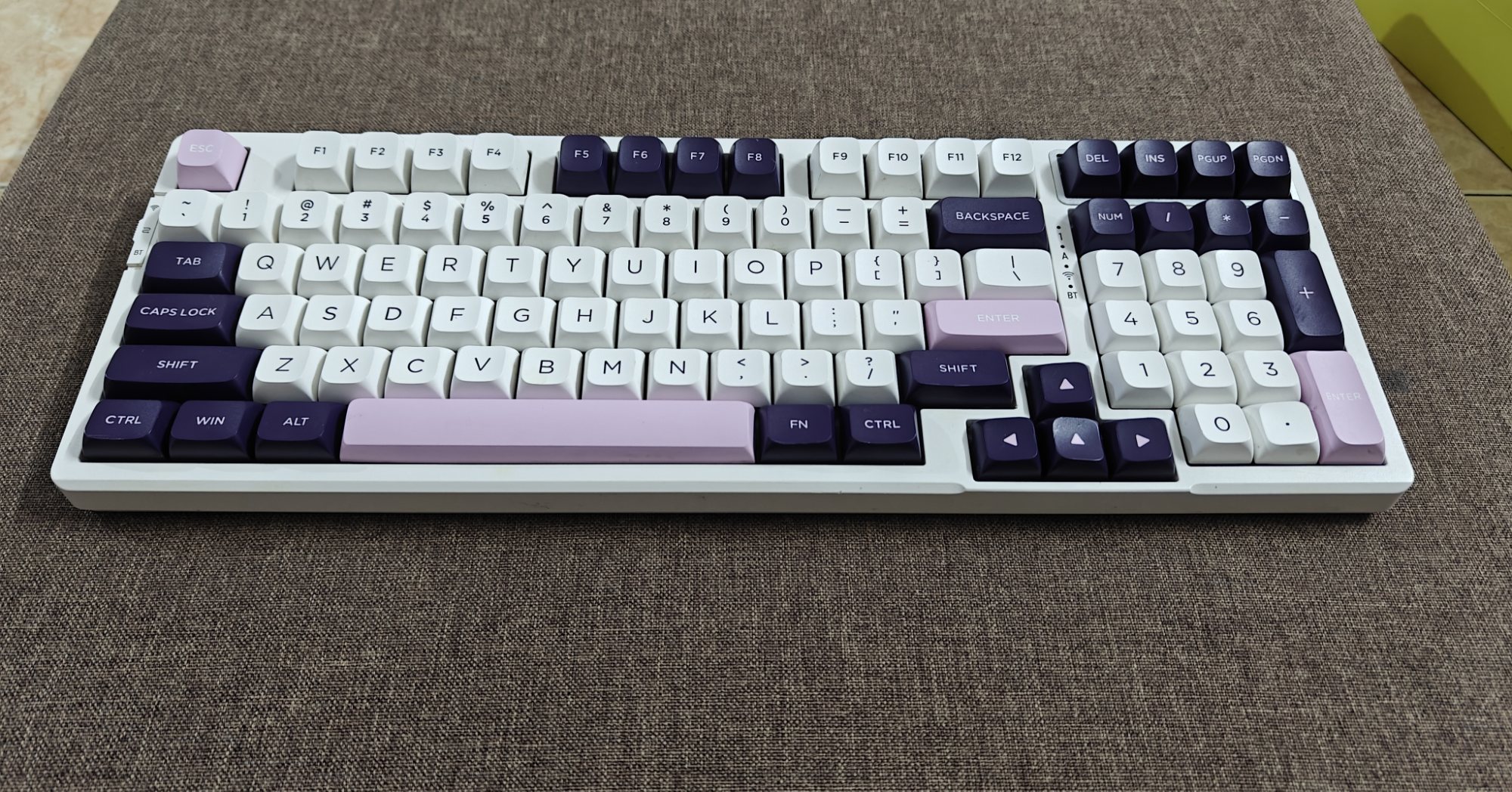 Bàn Phím Cơ VGN V98 Pro (Cũ) - Layout 98%, 3 Mode, Switch VGN Linear | MKShop 2 Mặt trên bàn phím VGN V98 Pro với keycap trắng tím hồng trên nền vải nâu
