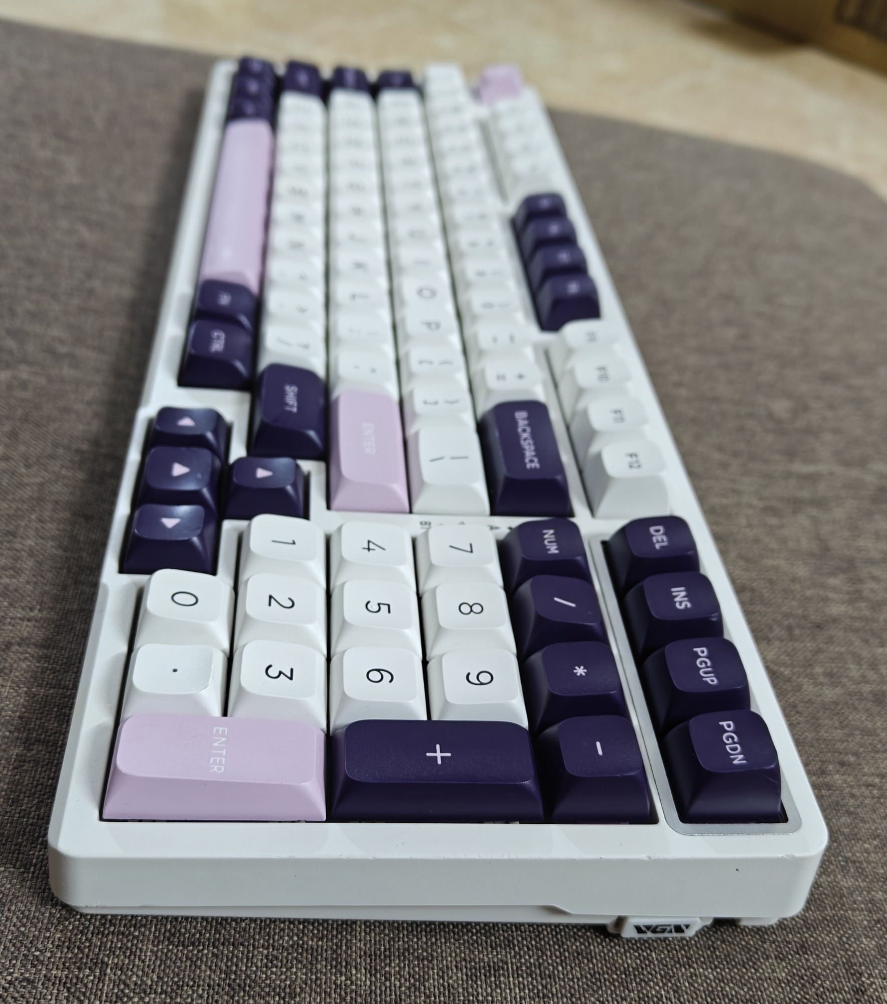 Bàn Phím Cơ VGN V98 Pro (Cũ) - Layout 98%, 3 Mode, Switch VGN Linear | MKShop 3 Cận cảnh cụm phím số bên phải bàn phím VGN V98 Pro từ góc trên cao