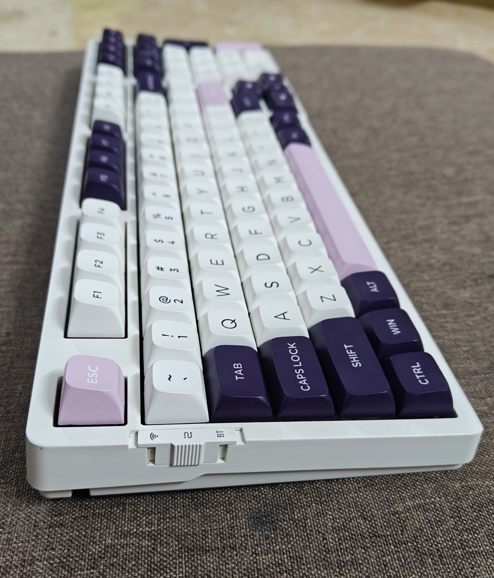 Bàn Phím Cơ VGN V98 Pro (Cũ) - Layout 98%, 3 Mode, Switch VGN Linear | MKShop 4 Góc nghiêng bàn phím VGN V98 Pro với công tắc chuyển chế độ bên hông trái