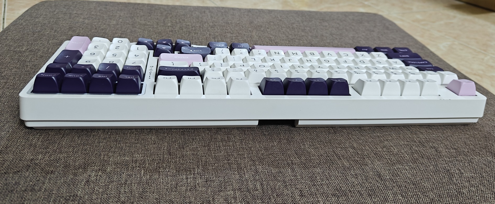 Bàn Phím Cơ VGN V98 Pro (Cũ) - Layout 98%, 3 Mode, Switch VGN Linear | MKShop 5 Nhìn nghiêng hông bàn phím VGN V98 Pro khung trắng mỏng trên nền vải nâu