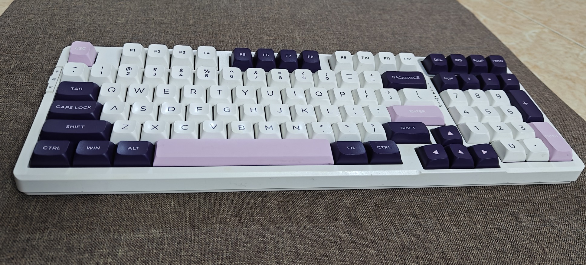 Bàn Phím Cơ VGN V98 Pro (Cũ) - Layout 98%, 3 Mode, Switch VGN Linear | MKShop 6 Bàn phím VGN V98 Pro nhìn thẳng từ trước với thanh space màu hồng pastel
