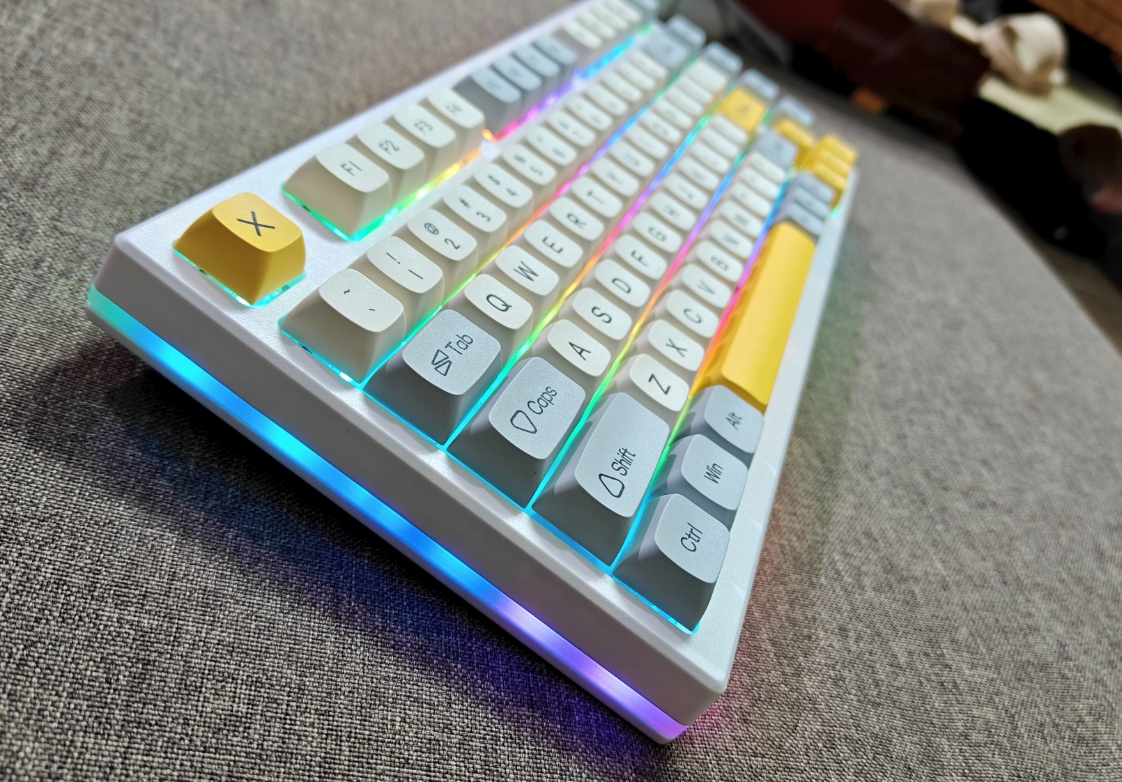 Bàn Phím Cơ Keycool YZ75 (New Fullbox) - 3 Mode, Hotswap Mạch Xuôi, LED Viền | MKShop 3 Góc nghiêng trái của bàn phím cơ Keycool YZ75, thấy dải LED RGB viền phát sáng.