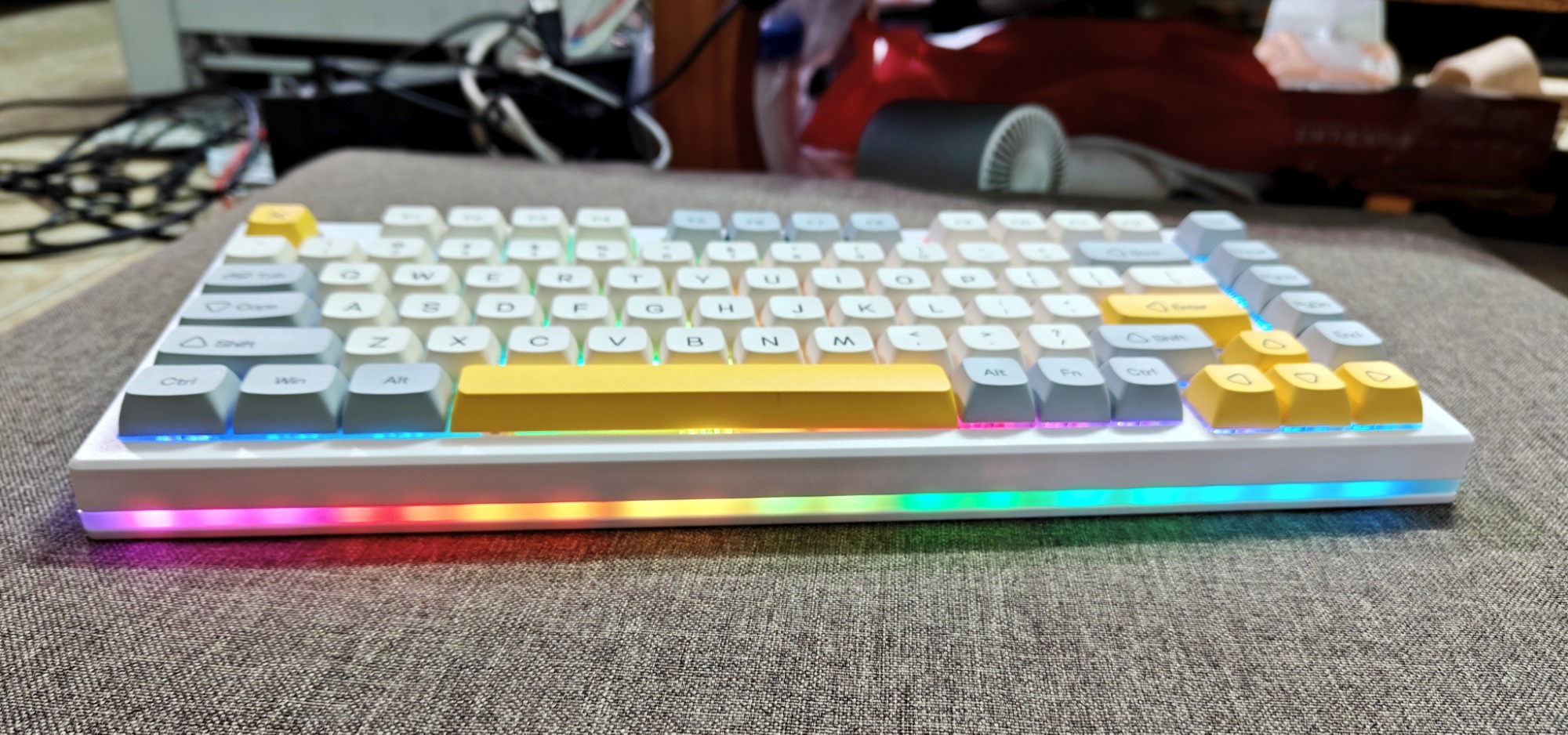 Bàn Phím Cơ Keycool YZ75 (New Fullbox) - 3 Mode, Hotswap Mạch Xuôi, LED Viền | MKShop 4 Góc chụp thấp từ phía trước bàn phím Keycool YZ75, nổi bật LED viền RGB.