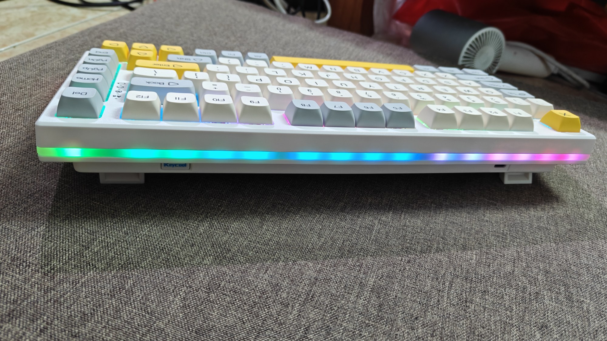 Bàn Phím Cơ Keycool YZ75 (New Fullbox) - 3 Mode, Hotswap Mạch Xuôi, LED Viền | MKShop 5 Góc chụp cạnh sau bàn phím Keycool YZ75, thấy dải LED viền RGB sặc sỡ.