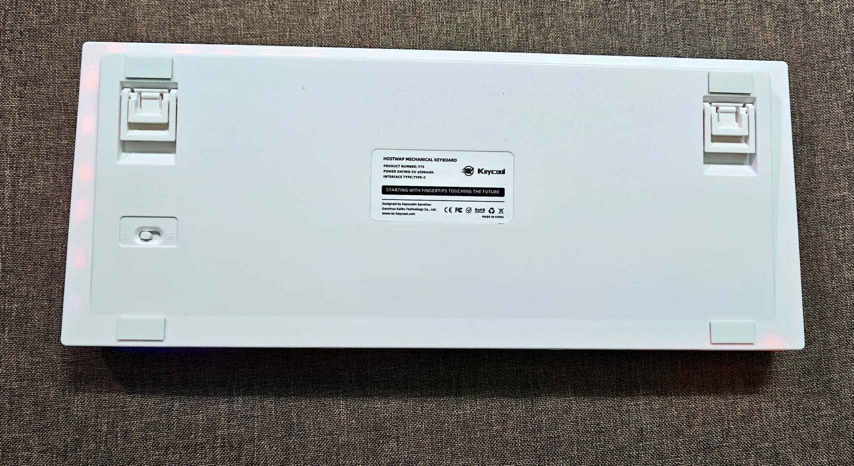 Bàn Phím Cơ Keycool YZ75 (New Fullbox) - 3 Mode, Hotswap Mạch Xuôi, LED Viền | MKShop 6 Mặt sau bàn phím Keycool YZ75 màu trắng với chân đế và tem thông số.