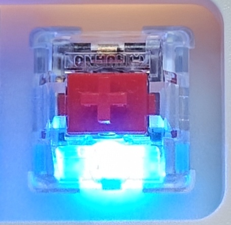 Bàn Phím Cơ Keycool YZ75 (New Fullbox) - 3 Mode, Hotswap Mạch Xuôi, LED Viền | MKShop 7 Cận cảnh switch trục đỏ vỏ trong suốt phát sáng LED xanh dương trên bàn phím Keycool YZ75