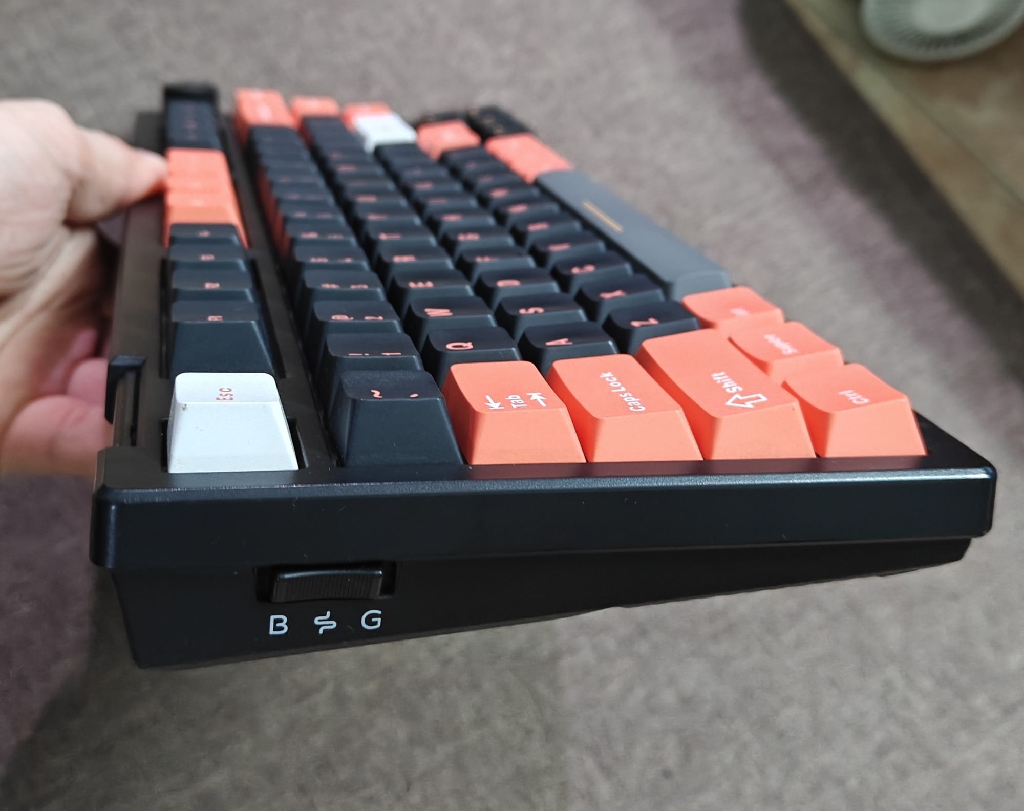 Bàn Phím Cơ Ganss XS75T (Cũ) - 3 Mode, Joystick 4 Hướng, Lỗi Màn | MKShop 3 Cận cạnh trước bàn phím Ganss XS75T với công tắc trượt chuyển mode ký hiệu B, sóng không dây và G