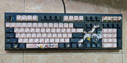 Bàn phím Varmilo VA108M kỷ niệm 2018 fullsize nhìn từ trên, keycap kem in chữ Hán, họa tiết chim hạc và viền vàng