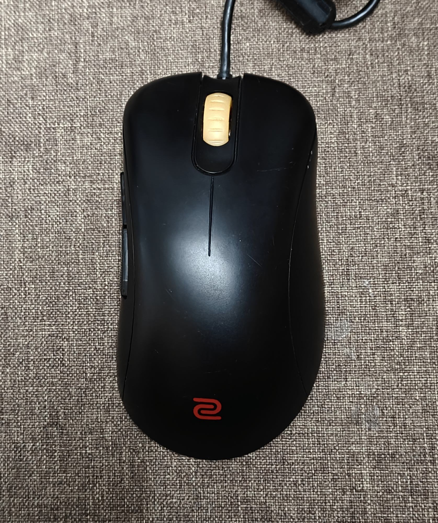 Chuột Gaming Zowie EC1-A (Cũ 90%) - Huyền Thoại m FPS | MKShop 2 Mặt trên chuột Zowie EC1-A màu đen với scroll vàng và logo Zowie đỏ