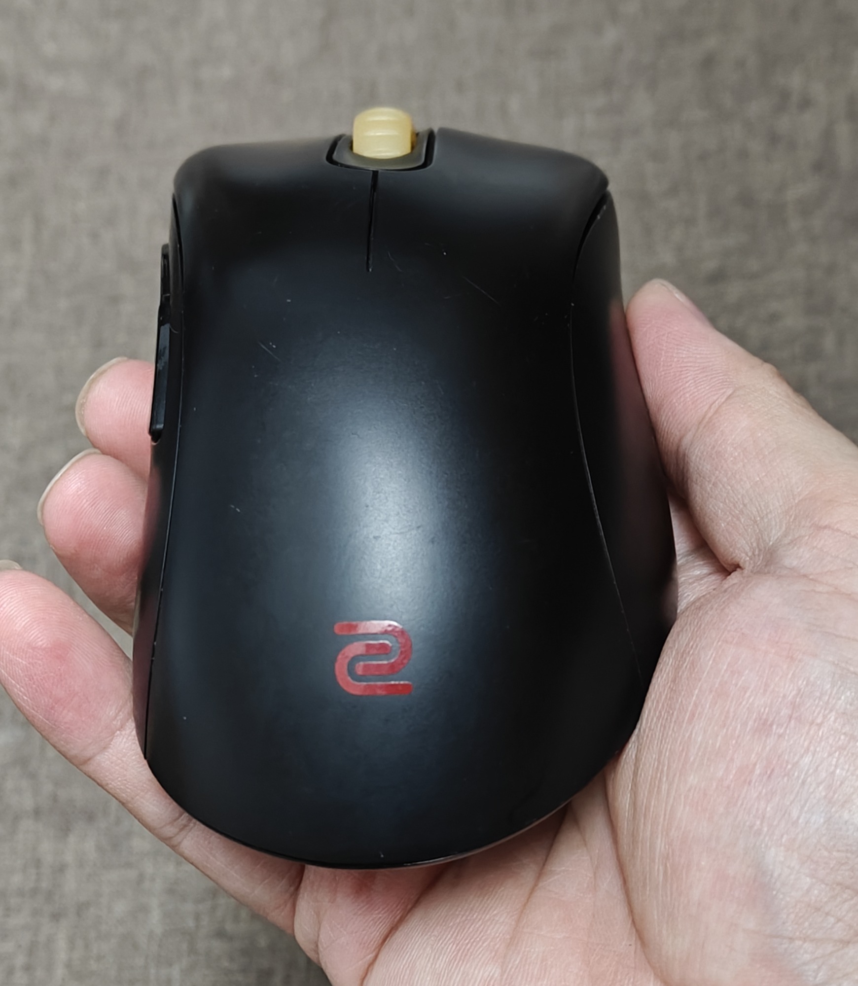 Chuột Gaming Zowie EC1-A (Cũ 90%) - Huyền Thoại m FPS | MKShop 3 Chuột Zowie EC1-A đen được cầm trên tay nhìn từ góc trên