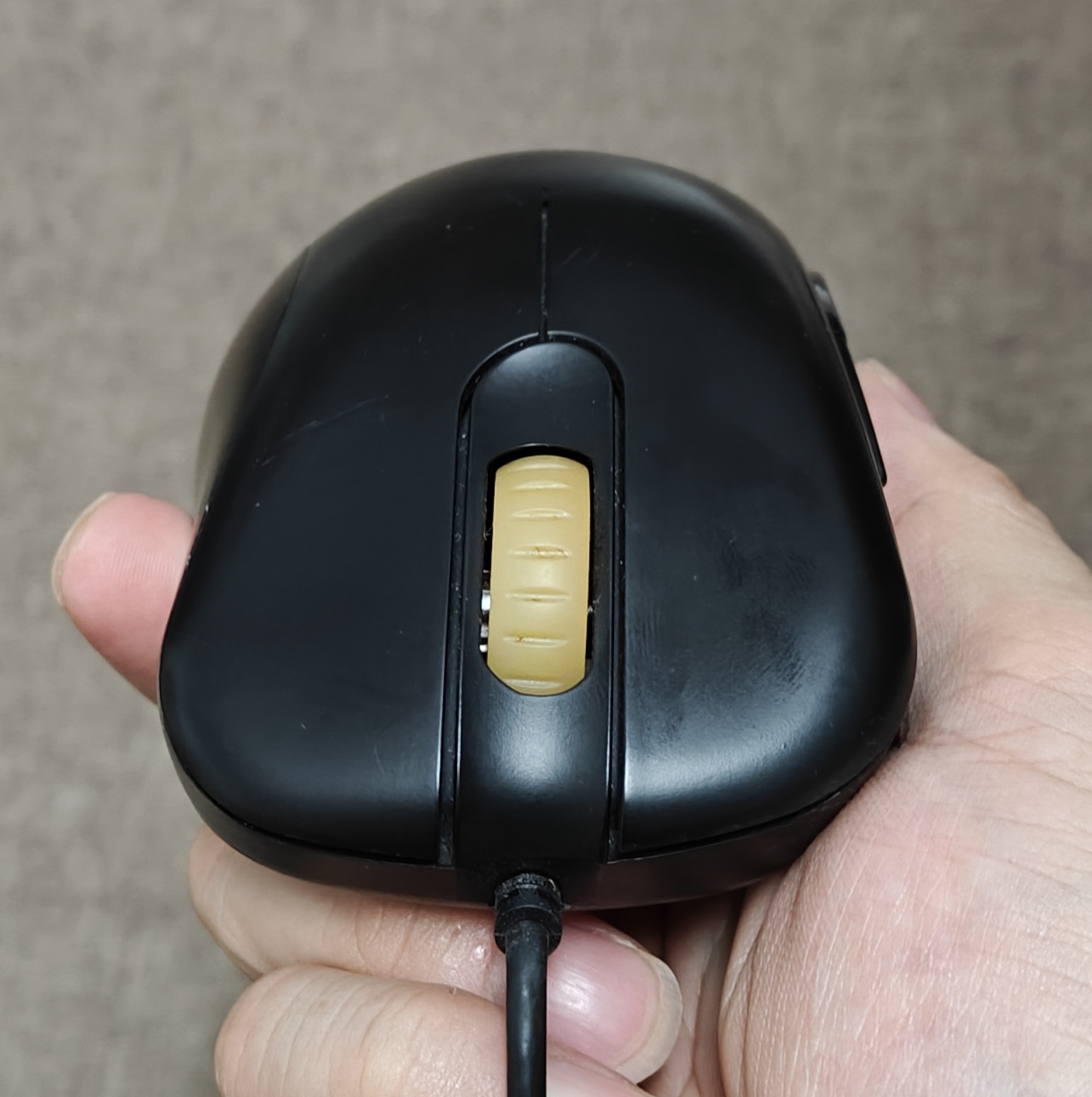 Chuột Gaming Zowie EC1-A (Cũ 90%) - Huyền Thoại m FPS | MKShop 4 Cận cảnh scroll vàng và thân chuột Zowie EC1-A nhìn từ phía trước