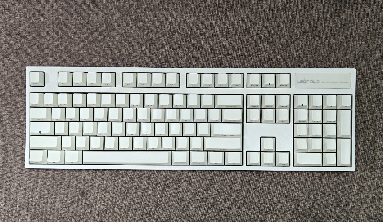 Bàn Phím Cơ Leopold FC900R White Side Print (Cũ >90%) - Cherry Black | MKShop 2 Góc trên xuống bàn phím Leopold FC900R trắng fullsize trên mặt vải nâu.