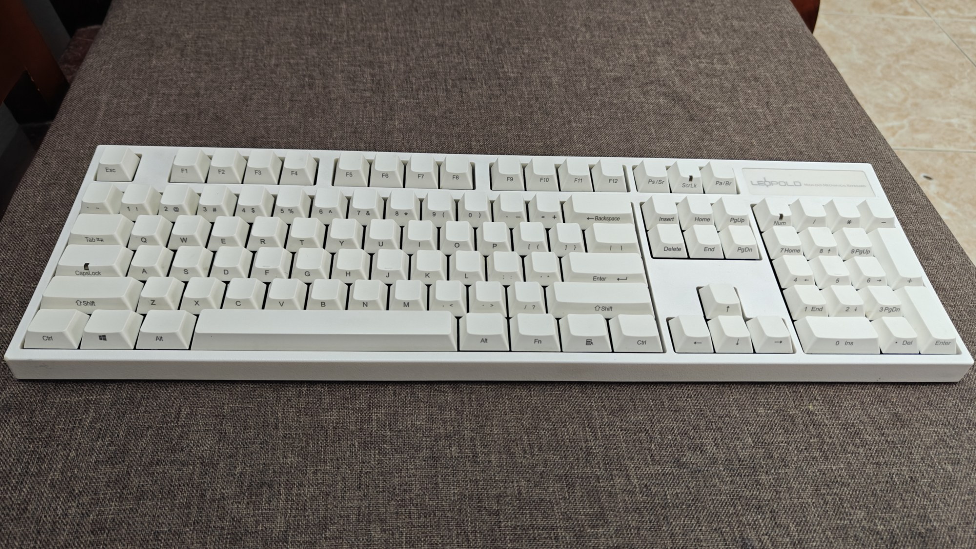 Bàn Phím Cơ Leopold FC900R White Side Print (Cũ >90%) - Cherry Black | MKShop 3 Góc nghiêng bàn phím Leopold FC900R trắng trên mặt vải nâu.
