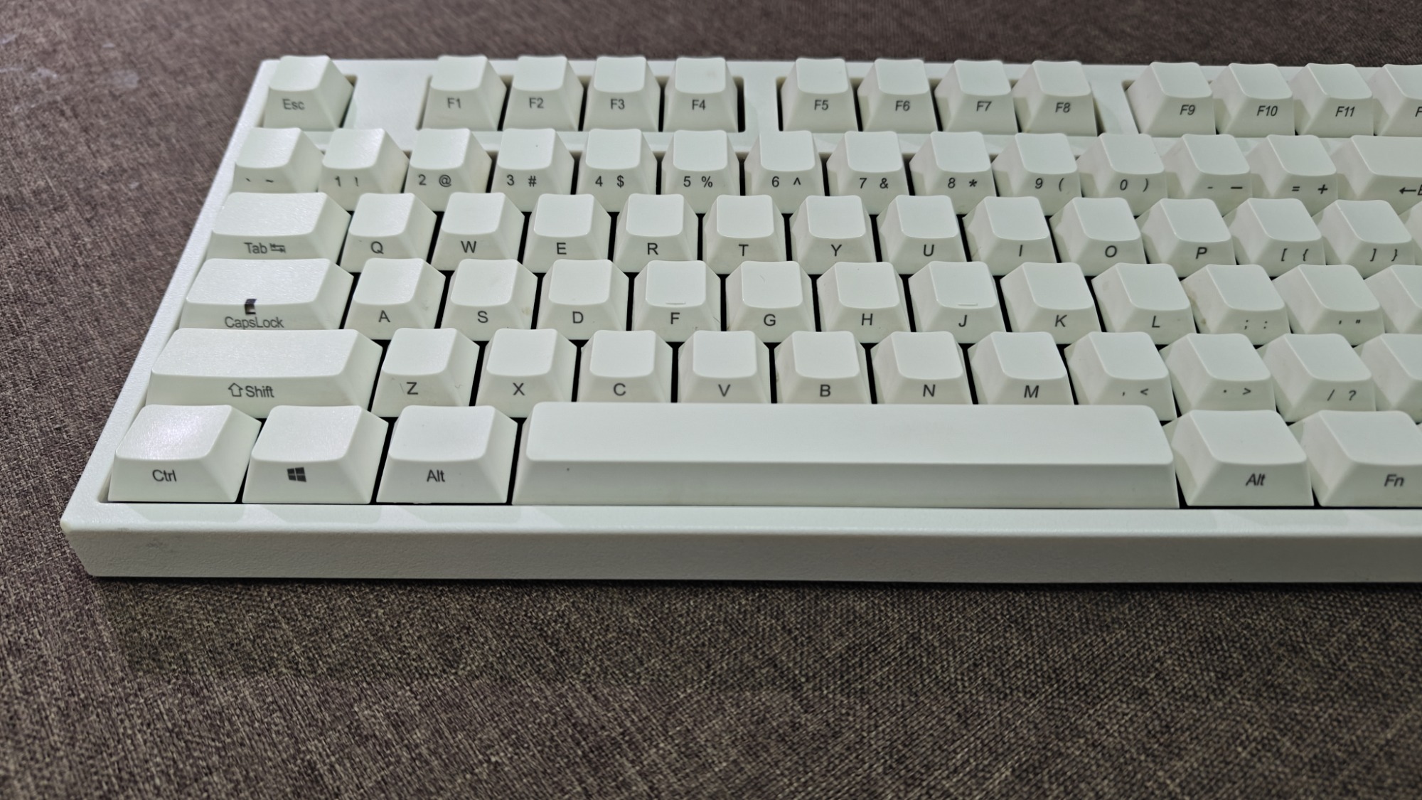 Bàn Phím Cơ Leopold FC900R White Side Print (Cũ >90%) - Cherry Black | MKShop 4 Cận cảnh cụm phím chữ và phím chức năng bên trái Leopold FC900R trắng.