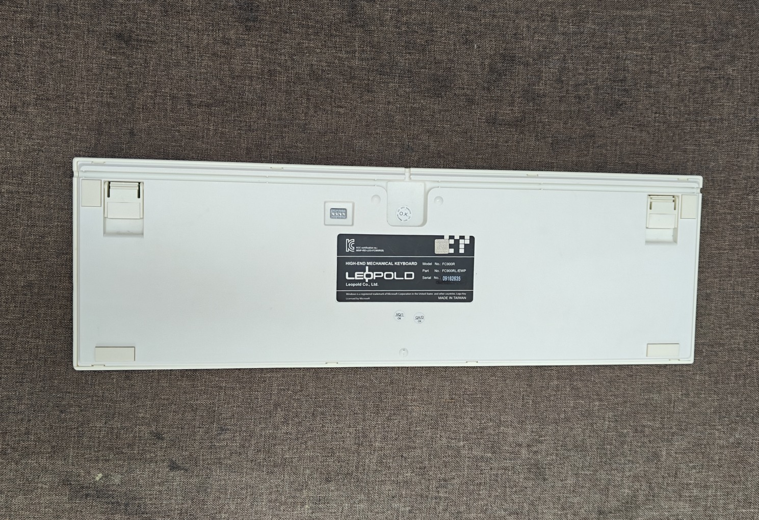 Bàn Phím Cơ Leopold FC900R White Side Print (Cũ >90%) - Cherry Black | MKShop 9 Mặt đáy bàn phím Leopold FC900R trắng với tem nhãn và chân đế